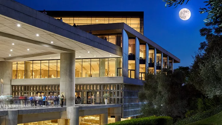 Η Αυγουστιάτικη πανσέληνος θα λάμψει πάνω από το Μουσείο Ακρόπολης