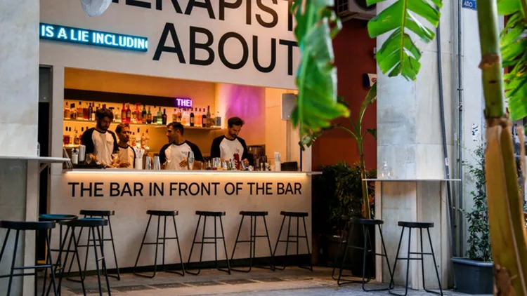 «The bar in front of the bar»: Όταν το fine drinking βγαίνει στο δρόμο 