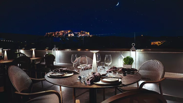 Ρομαντζάδα και φινέτσα στην ταράτσα του «Mira Me Athens»