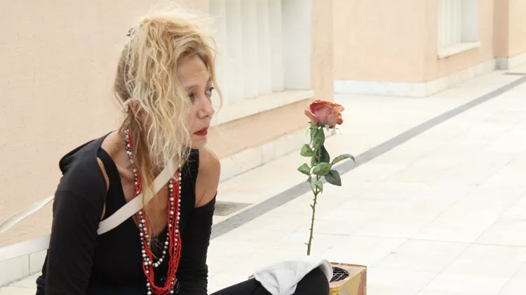 H Δήμητρα Χατούπη για το ρόλο της στην περφόρμανς «Εάλω Θεσσαλονίκη» της Ρούλας Πατεράκη