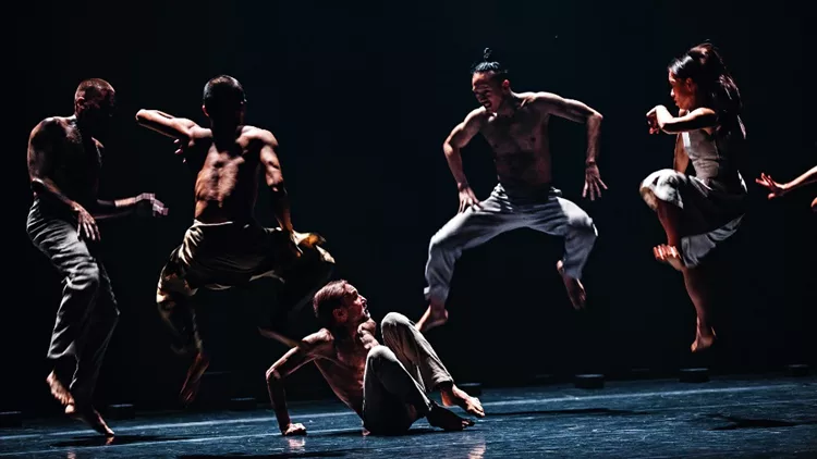 Άκραμ Καν: Ο μύστης του σύγχρονου χορού γεφυρώνει τις παραδόσεις