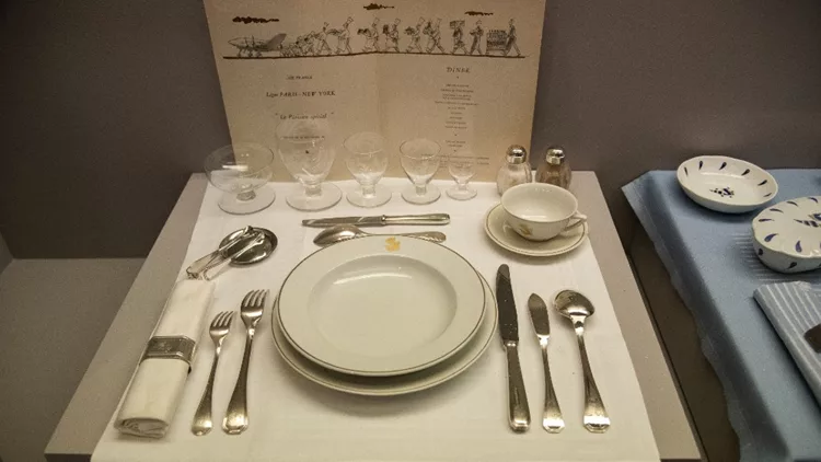 Η Air France εκθέτει τα… σερβίτσια της!