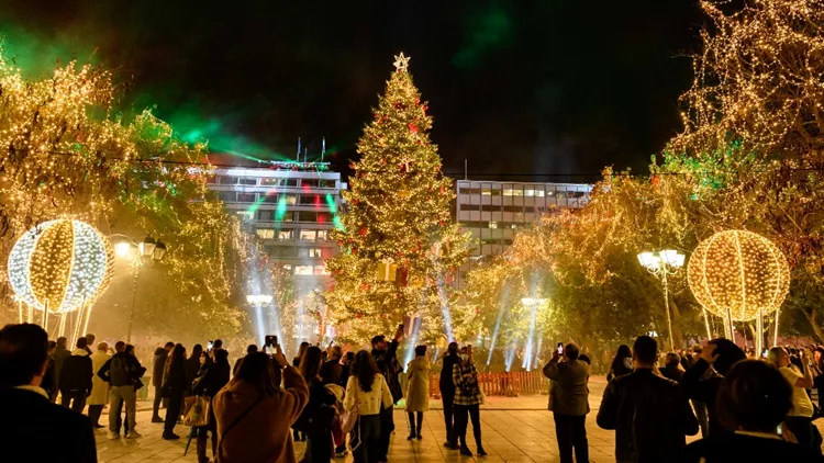 Χριστούγεννα στην Αθήνα: Άναψαν τα φώτα στην Πλατεία Συντάγματος