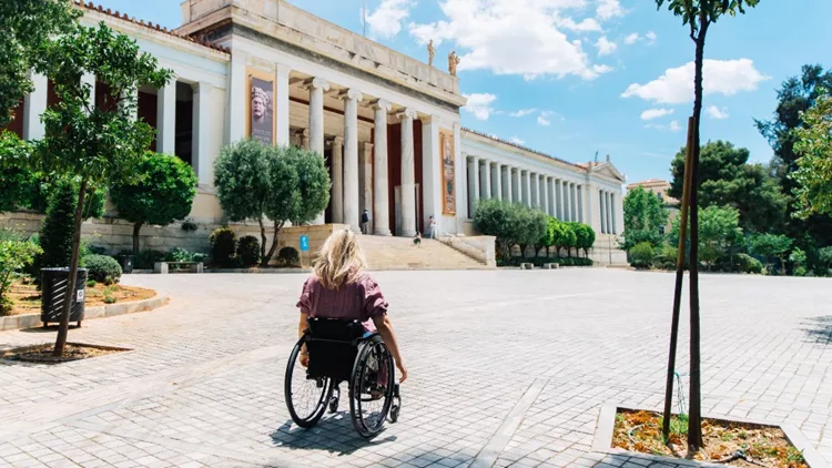 Οκτώ διαδρομές για άτομα με προβλήματα κίνησης και όρασης προτείνει ο Δήμος Αθηναίων