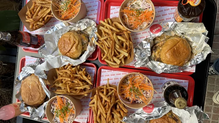 Burgers από την ομάδα του «six d.o.g.s». στο «Dave’s Bar Athens»