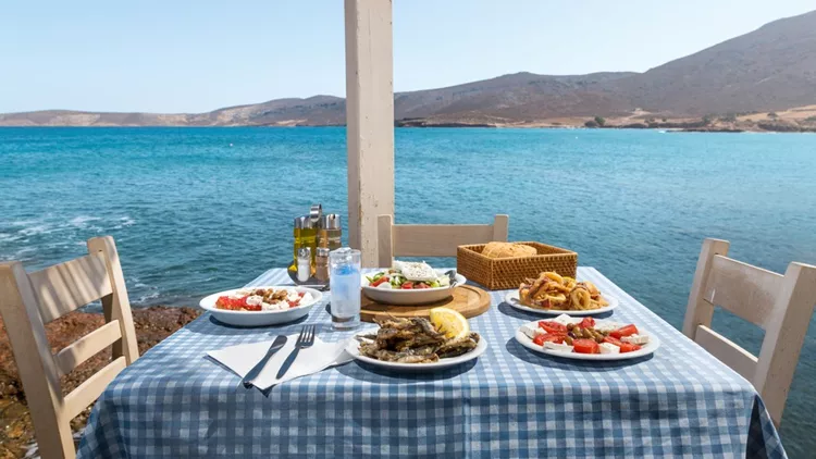 Οι 12 καλύτερες ταβέρνες για ούζο πάνω στο κύμα του Αιγαίου