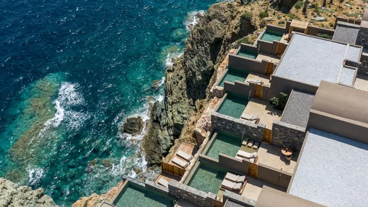 Ευεξία και γαστρονομία με θέα το Κρητικό Πέλαγος στο «Acro Suites»