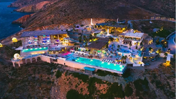 Ο Αντώνης Ρέμος ξεσηκώνει το «Pathos»