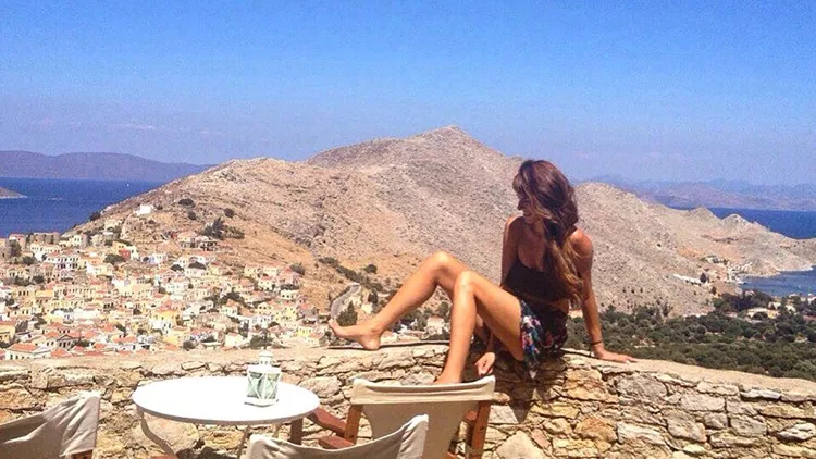 5 γνωστοί ταξιδιωτικοί «τύποι» μάς ξεναγούν στους αγαπημένους τους καλοκαιρινούς προορισμούς