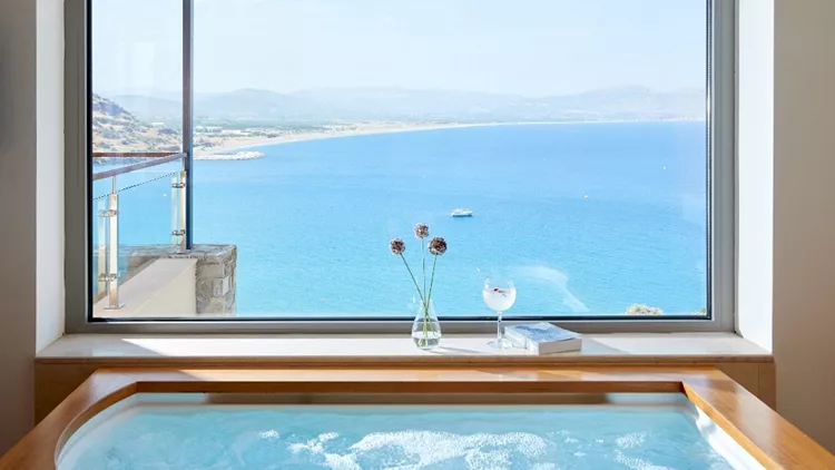 Φθινοπωρινή απόδραση με πολυτέλεια στο Lindos Blu Luxury Hotel