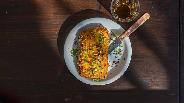 Σε αυτό το καφενείο στην Κυψέλη θα φας τη viral τηγανητή τυροκαυτερή