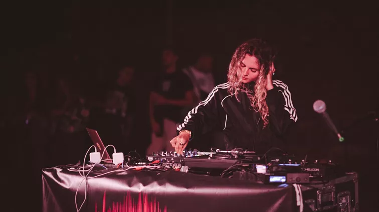 Για την DJ Pitsouni δεν υπάρχει ωραιότερο κοπλιμέντο από το "έχεις ωραία αισθητική"