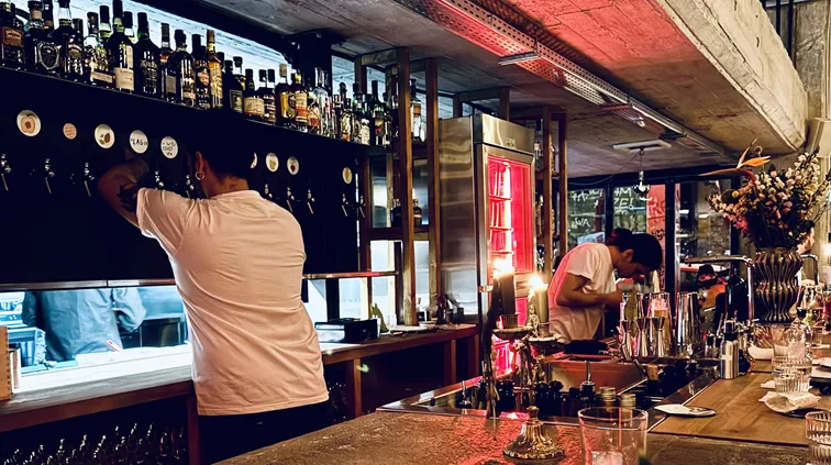 Πρώτη ματιά στο 'Walk In Athens', το νέο μπαρ της Μαυρομιχάλη