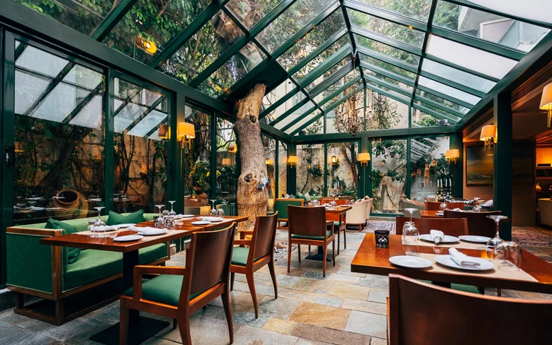 Atrium : 50 χρόνια λάμψη και φως