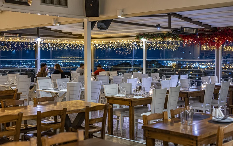 Μπαλκόνι στις Κυκλάδες: Η εκλεκτή ψαροφαγία πάει και στις γιορτές