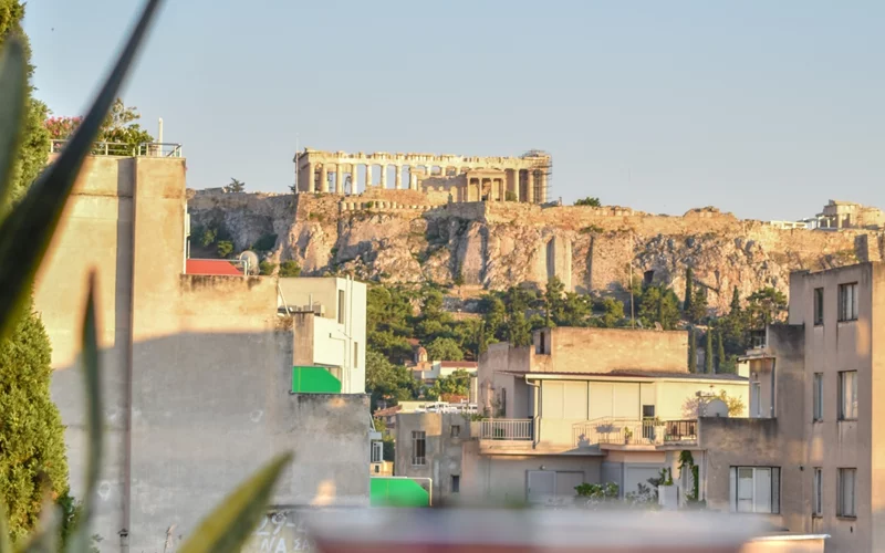 Στην καλλιτεχνίζουσα και ανανεωμένη ταράτσα του 