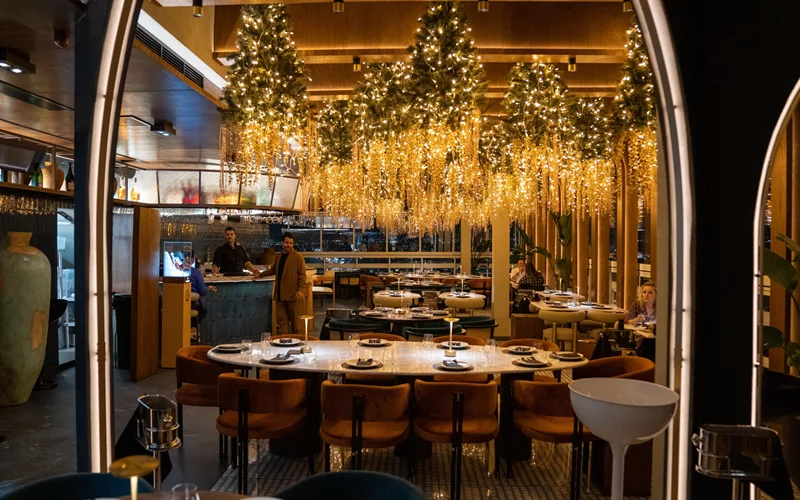 Deos : Χριστούγεννα και Πρωτοχρονιά από τα ύψη της Αθήνας