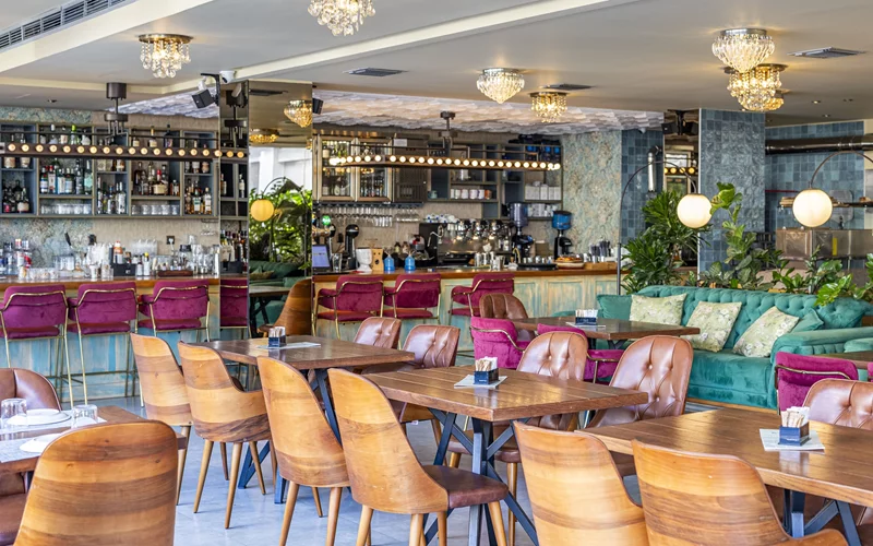 Revellers' Row Italian Restaurant: Calzone, spritz και dolce vitta!