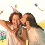 Μια αγκαλιά κι ένα φιλί κι ένα κουτό κουτί