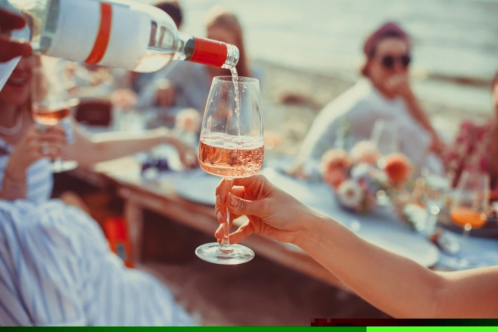 Τα 15+4 Ροζέ Κρασιά που αξίζει να "δώσεις προσοχή" στις φετινές καλοκαιρινές σου διακοπές