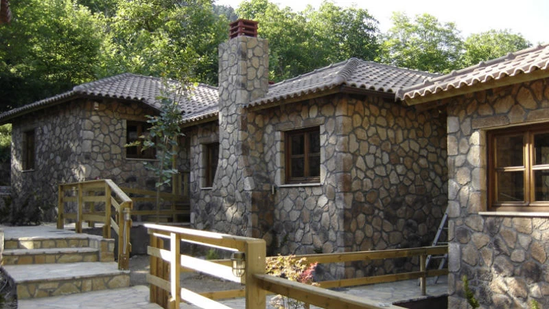 Η ευκαιρία να ζήσετε το δικό σας «Μικρό σπίτι στο λιβάδι» σε ξύλινα σπιτάκια για παρέες - εικόνα 4