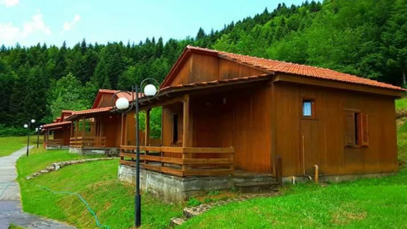 Η ευκαιρία να ζήσετε το δικό σας «Μικρό σπίτι στο λιβάδι» σε ξύλινα σπιτάκια για παρέες - εικόνα 5
