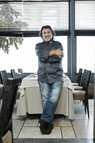 Νίκος Φωτιάδης: Η πρωτοβουλία του γνωστού σεφ να ιδρύσει το Ινστιτούτο Πιερικής Γαστρονομίας αναδεικνύει την τοπική κουζίνα.