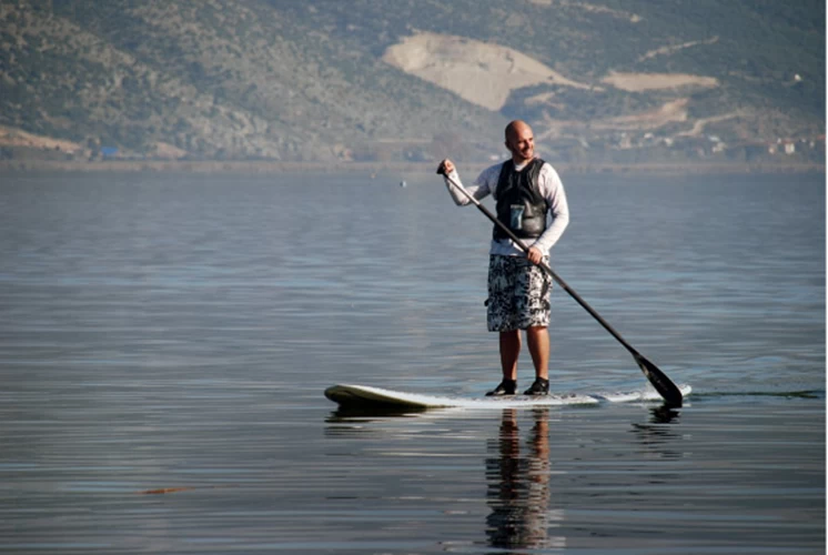 Stand up paddle (sup) στη λίμνη Παμβώτιδα (φωτό: Ράνια Μάργαρη)