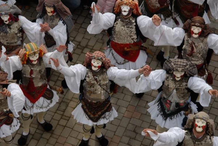 Γενίτσαροι και Μπούλες σέρνουν τους χορούς στη Νάουσα