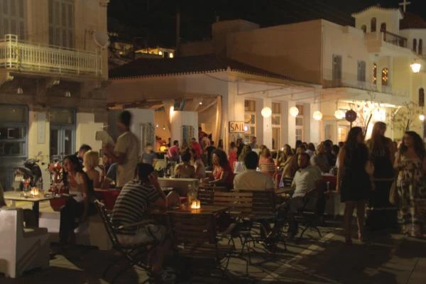 Πρώτα μπάνια στον Πόρο - εικόνα 3