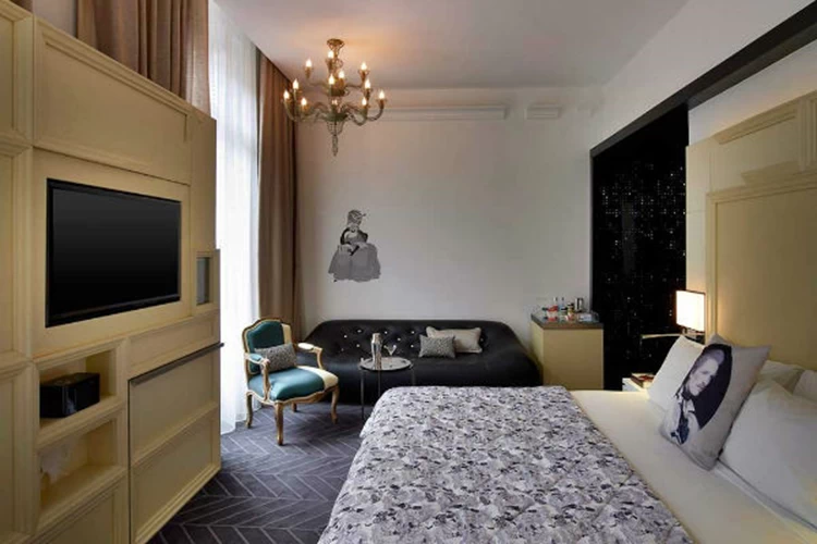 Σε παριζιάνικο luxury design πολύ κοντά στην Garnier Opera στεγάζεται το ξενοδοχείο W Paris Opera