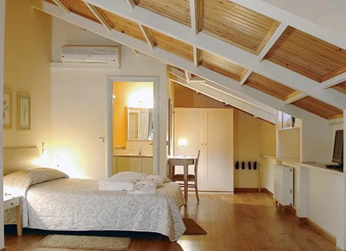 Οι ζεστές σουίτες με την ξύλινη οροφή είναι τα πιο ιδιαίτερα δωμάτια του ξενοδοχείου «Helmos» στα Καλάβρυτα