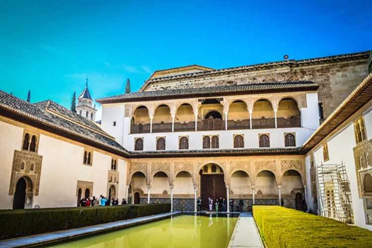 Το παλάτι Αλάμπρα στη Γρανάδα, από τα ομορφότερα της Ισπανίας