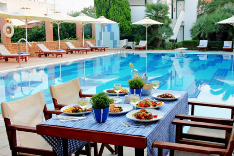Γεύμα δίπλα στη πισίνα στο Alkyon Resort Hotel & Spa 