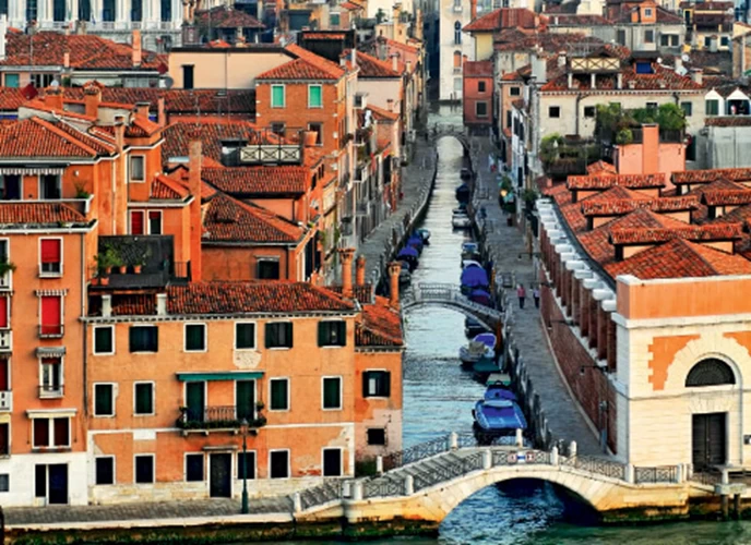 Όσο κλισέ κι αν ακούγεται, μια βόλτα με γόνδολα θα σας δώσει την πιο συμπυκνωμένη εικόνα Βενετίας