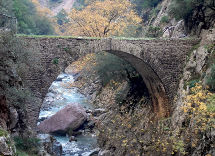 Το πέτρινο γεφύρι στο φαράγγι του Κάκαβου