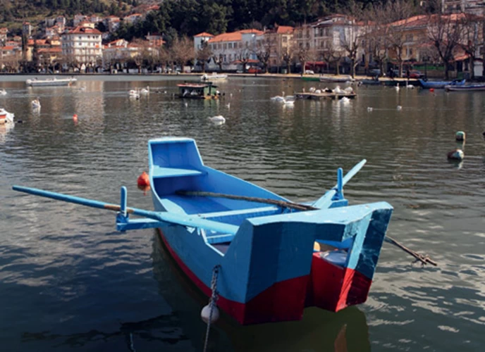 Γαλήνη και 
ηρεμία είναι η πρώτη αίσθηση που σου δίνει η λίμνη της Καστοριάς (©Babis Sfyras/Apeiron)