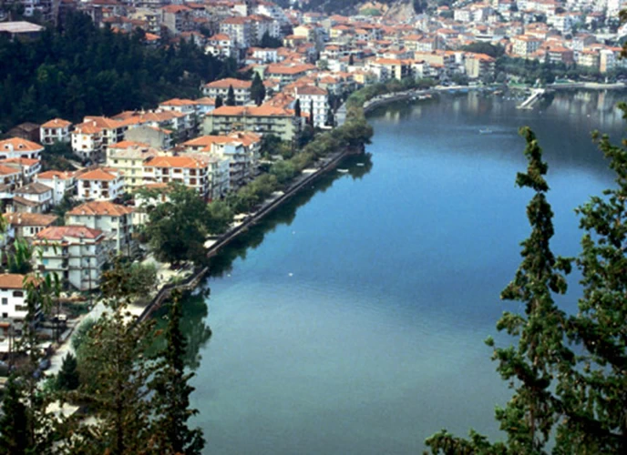 Μαγευτική η θέα της λίμνης, από τους λόφους γύρω από την πόλη (© Loukas Hapsis/www.iml.gr)