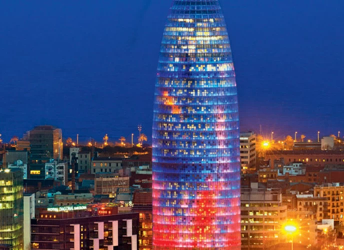 Όλοι στη Βαρκελώνη αποκαλούν «φαλλό» τον Torre Agbar του αρχιτέκτονα Jean Nouvel που δεσπόζει στο skyline της πόλης (© Sylvain Sonnet/Corbis/Apeiron)