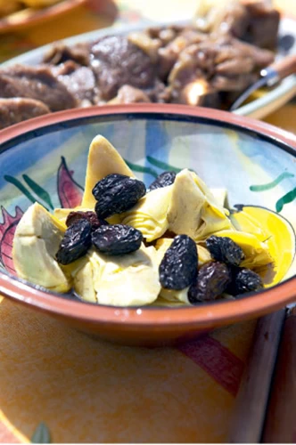 Αγκινάρες με ελιές, χαρακτηριστικό  πιάτο της παραδοσιακής κρητικής κουζίνας-ύμνος στη λιτότητα. 