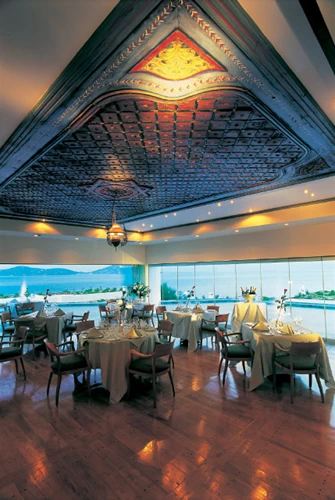 Στο κοσμοπολίτικο εστιατόριο Calypso του «Elounda Peninsula» θα βρίσκεται φέτος ο σεφ Άλεξ Τσιωτίνης, γνωστός για το δημιουργικό πνεύμα με το οποίο αντιμετωπίζει την ελληνική και την τοπική κουζίνα.