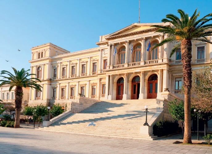Δημαρχείο Ερμούπολης, σήμα κατατεθέν του νησιού και με υπογραφή Τσίλερ.