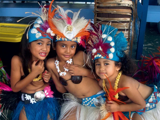 Οι μικρές, όλο νάζι, με τις παραδοσιακές τους στολές περιμένουν τη σειρά τους να χορέψουν στο σαββατιάτικο παζάρι Punanga Nui.
