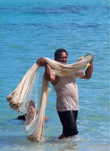 Ο παραδοσιακός τρόπος ψαρέματος, με δίχτυ που στις άκρες έχει βαρίδια, είναι πολύ αποτελεσματικός. 