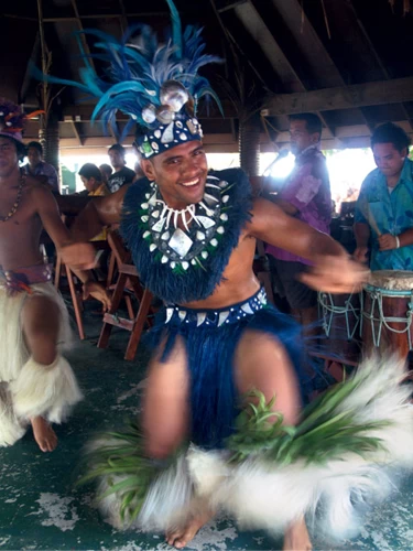 Ο S.V., ο καλύτερος  χορευτής των Νησιών Κουκ την τελευταία  διετία. Εδώ χορεύει στο σαββατιάτικο παζάρι Punanga Nui. 