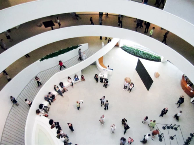  Στο Guggenheim Museum στη Νέα  Υόρκη αξίζει να  έρθετε ακόμη και μόνο για τη βόλτα στη  σπειροειδή σκάλα.