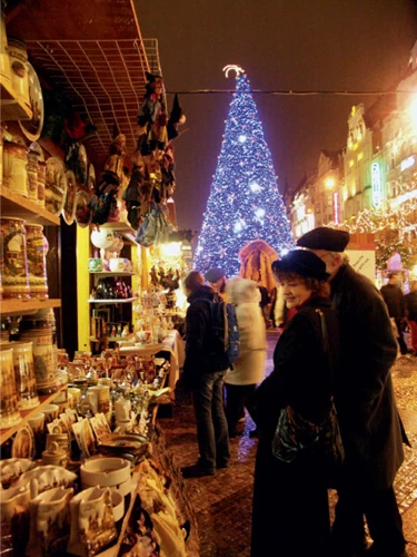 Χριστουγεννιάτικη αγορά στην πλατεία Wenceslas  στην Πράγα. (© Prague Information Service/ www.praguewelcome.cz)