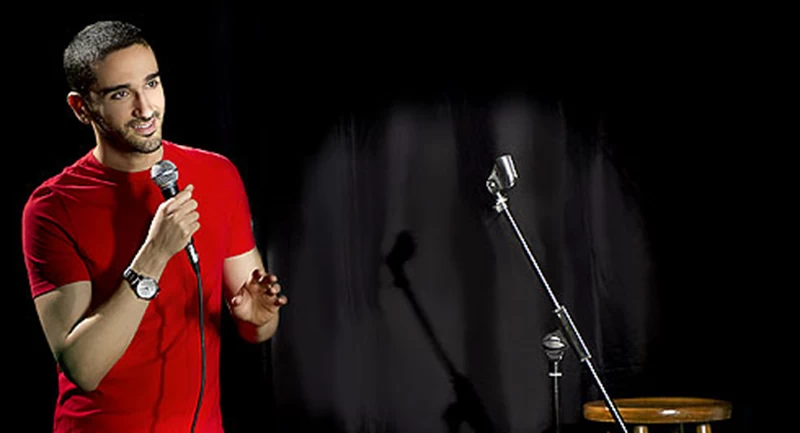 Διονύσης Ατζαράκης: «Στο stand up comedy το κοινό πρέπει να μπορεί να ταυτιστεί μαζί σου» - εικόνα 1