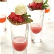 Kομπόστα κυδώνι με γαλέτα από καραμελωμένα καρύδια και παγωτό βανίλια 