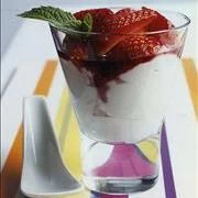 Μους φρέσκου τυριού με φράουλες και σιρόπι κόκκινου κρασιού με βανίλια και πιπέρι Kerala 